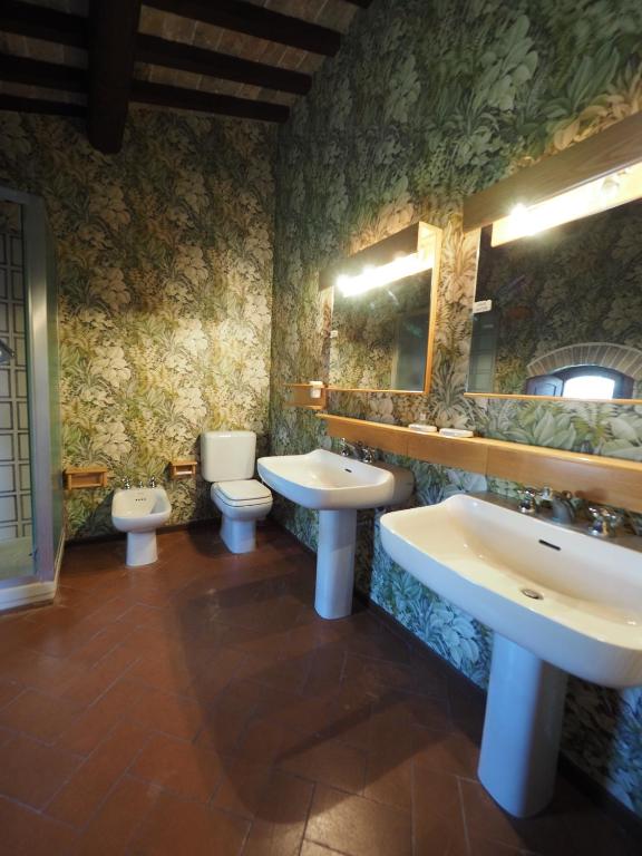 A bathroom at Sassi Bianchi