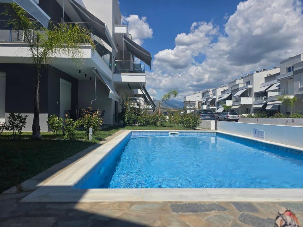 Piscina a Green Almond Garden Apartments o a prop