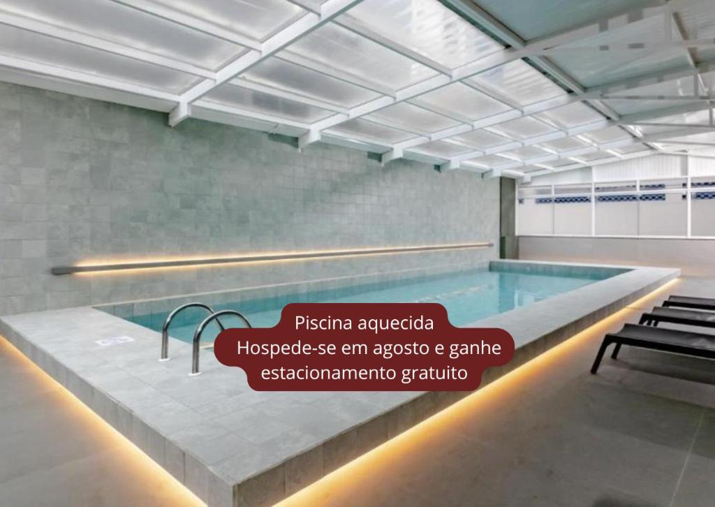 ein Schwimmbad in einem Gebäude mit einem Schild darauf in der Unterkunft Hotel Pires by Pires - Balneario Camboriu in Balneário Camboriú