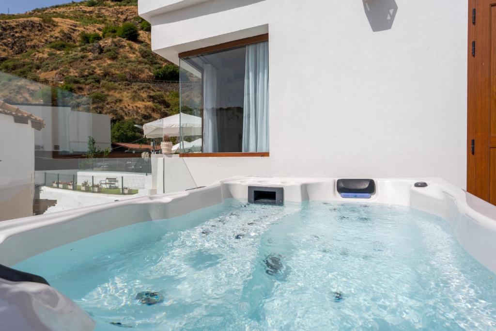 a jacuzzi tub in a house with a view at Villa Amada in Vega de San Mateo