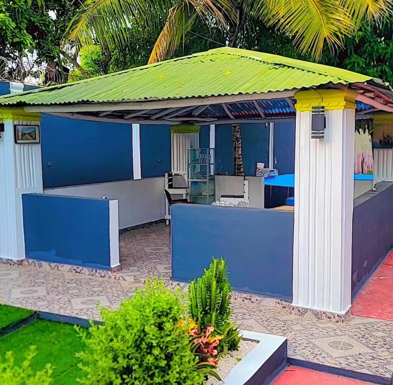 a pavilion with a green roof on a patio at Villa Naranja AYD in Paredón