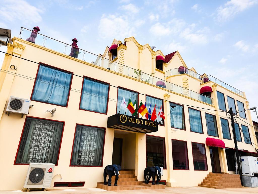 a building with people on the top of it at Valero Hôtel in Cotonou