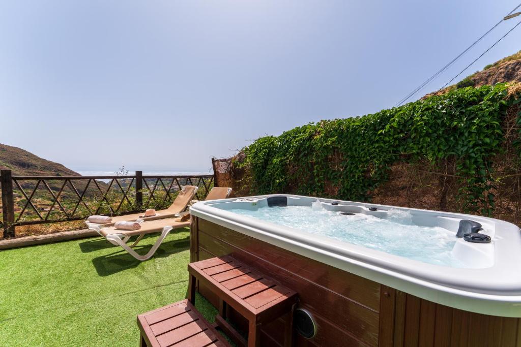 a jacuzzi tub sitting on top of a yard at Casa Fuente Hervera in Vega de San Mateo