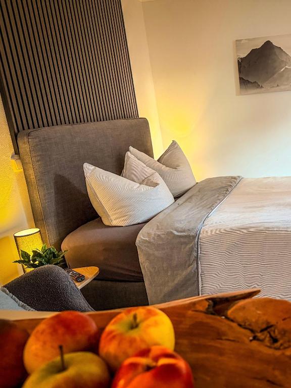 ein Hotelzimmer mit einem Bett und einem Tablett mit Äpfeln in der Unterkunft SaaleLoft in Hirschberg