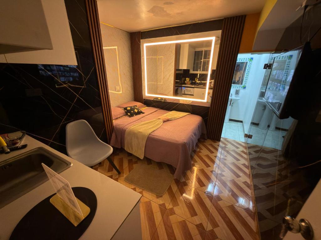 a small room with a bed and a window at Gold House Premium in Quito