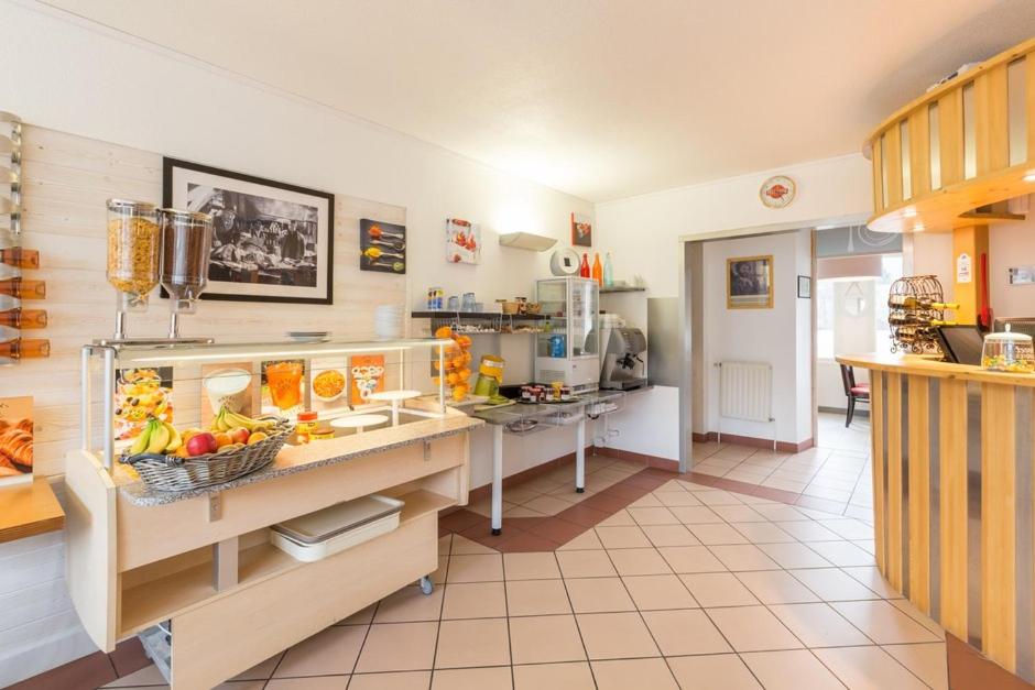 Kuchyň nebo kuchyňský kout v ubytování Hôtel de La Vallée