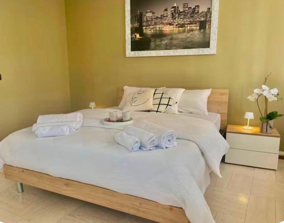 a bedroom with a large bed with towels on it at Vercelli Civico 31 in Vercelli