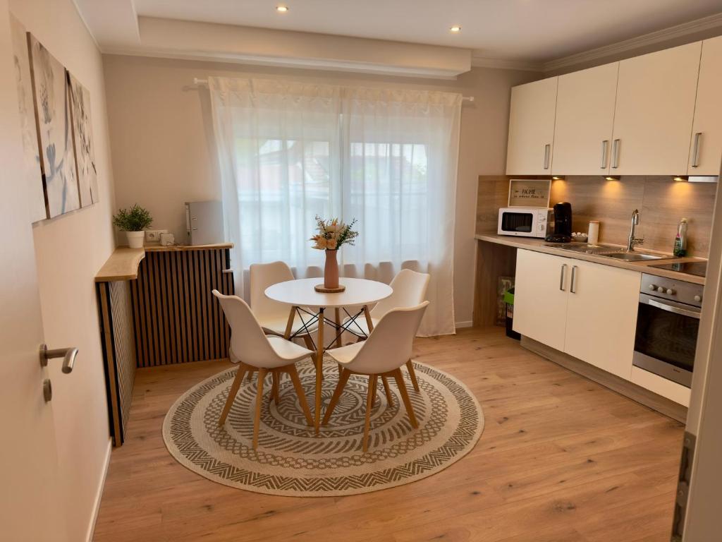 a kitchen with a table and chairs in a room at Ferienwohnung Stefan in Wallertheim