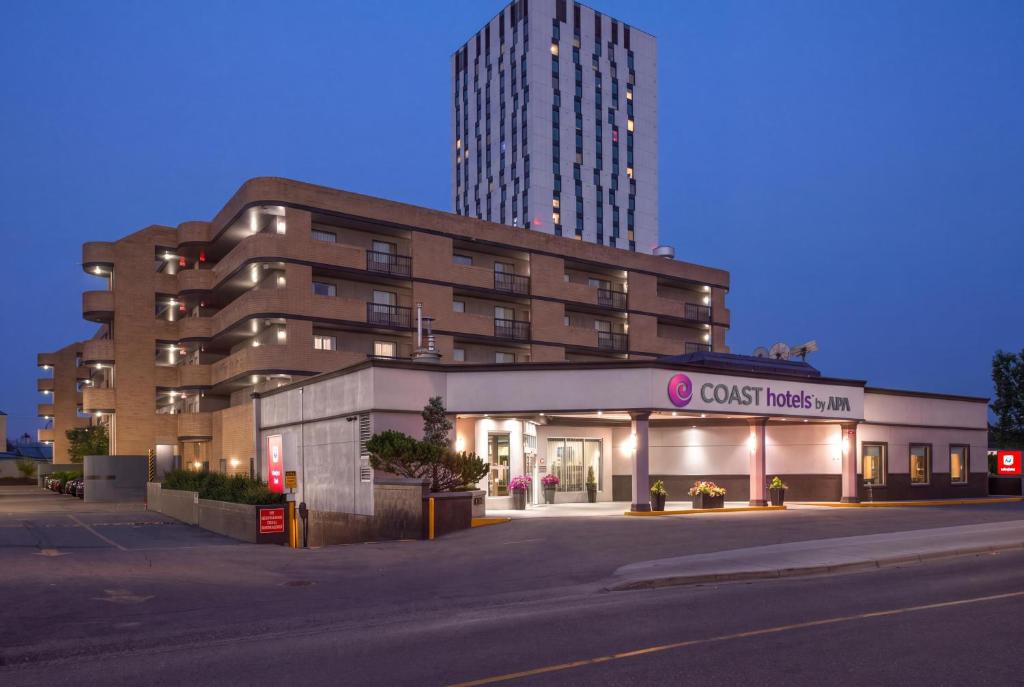 ein Gebäude mit einem Geschäft vor einem Gebäude in der Unterkunft Coast Calgary University Area Hotel by APA in Calgary