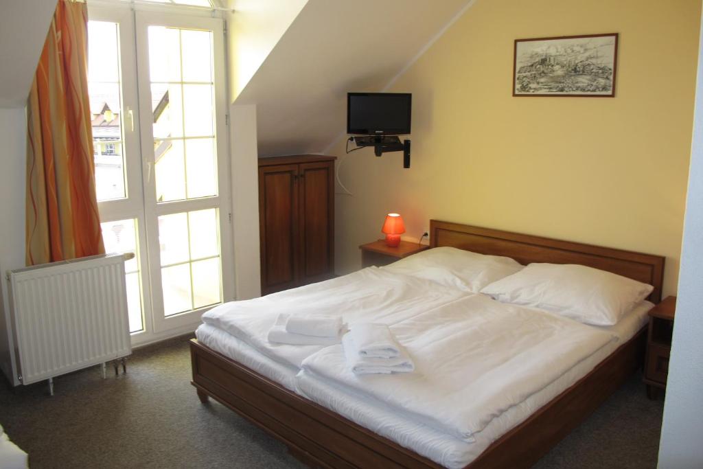 Łóżko lub łóżka w pokoju w obiekcie Hotel Zámeček