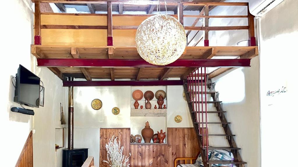 a room with a ladder and a chandelier at Casa Medieval de Nisa in Nisa