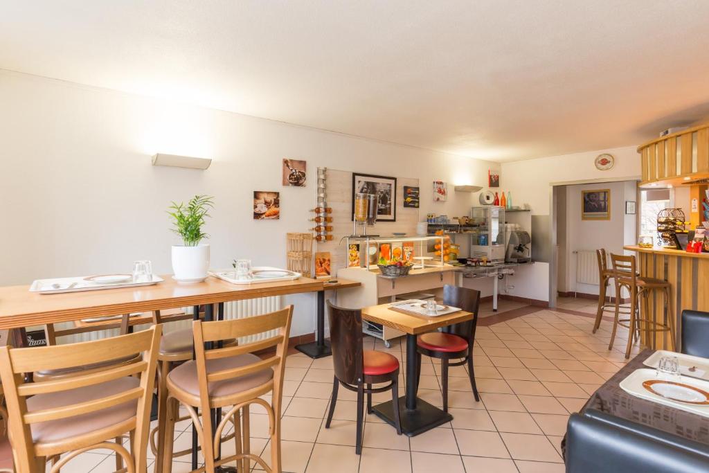 Kuchyň nebo kuchyňský kout v ubytování Hôtel de La Vallée