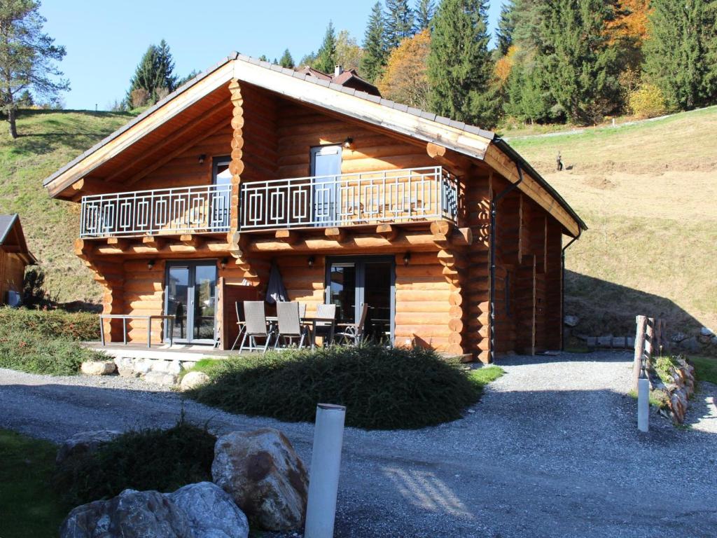 a log cabin with a balcony and a porch at Jenig 4B in Jenig