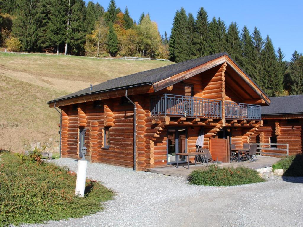 a log cabin with a balcony on the side at Jenig 4A in Jenig