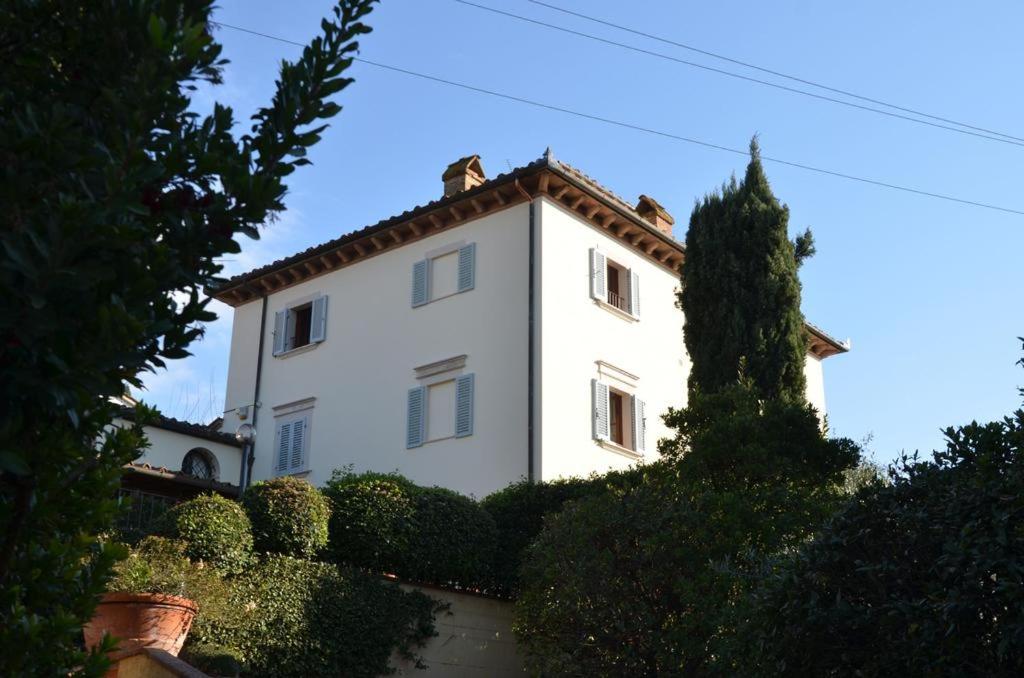 a white house with a tree in front of it at Villa Mocarello in Poggibonsi