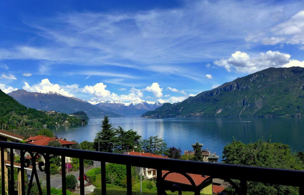 einen Balkon mit Seeblick in der Unterkunft Villa Panorama in Oliveto Lario