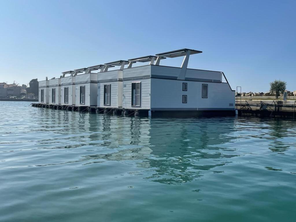 Dream houseboat with sea view and hot tub