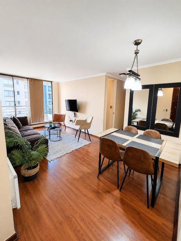 a living room with a table and a couch at Bello y acogedor departamento 2D in Los Ángeles