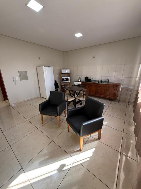 a living room with two chairs and a table at Galante in Toledo