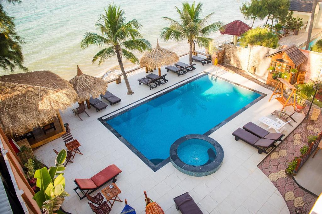 an overhead view of a swimming pool and the ocean at Viva Beach Resort Mui Ne in Mui Ne