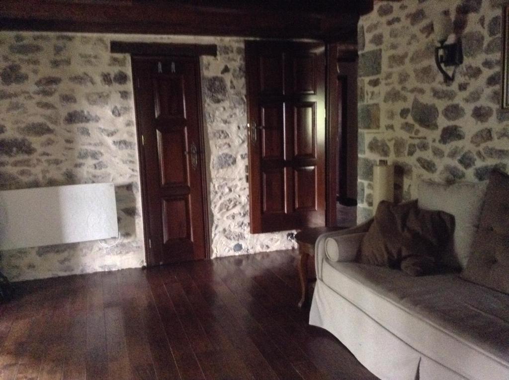 Posedenie v ubytovaní Vargiani Stone Retreat with Fireplace & View