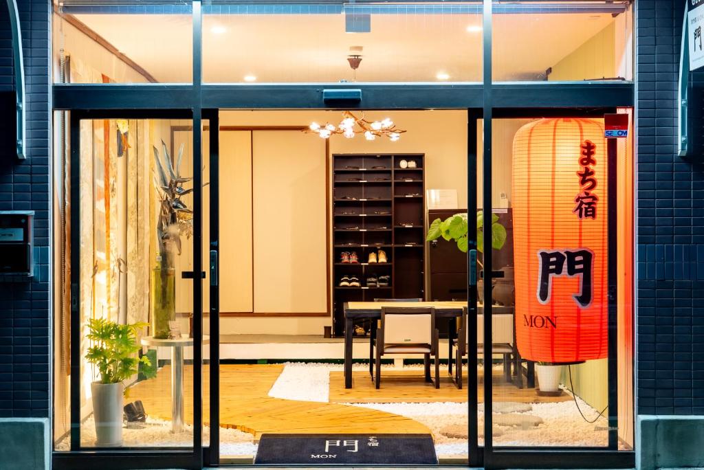 Ein Schaufenster mit einem Surfbrett im Fenster in der Unterkunft まち宿門 in Nakatsugawa
