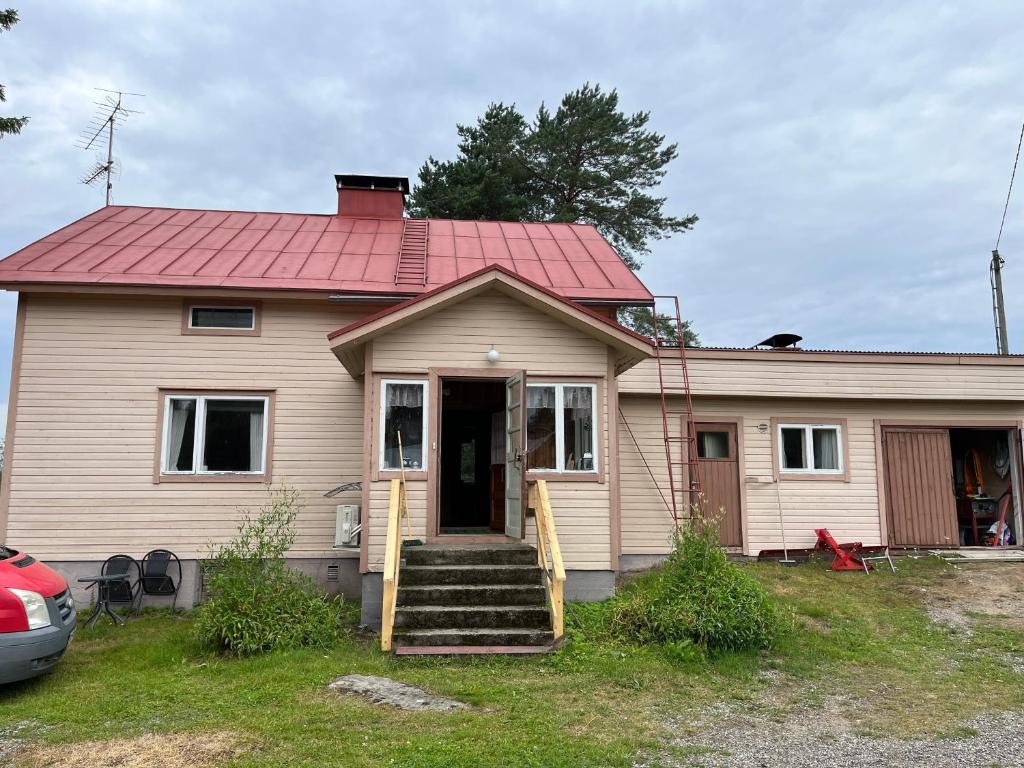 a small house with a red roof at Vanha maatilanpihapiiri Patula in Pertunmaa