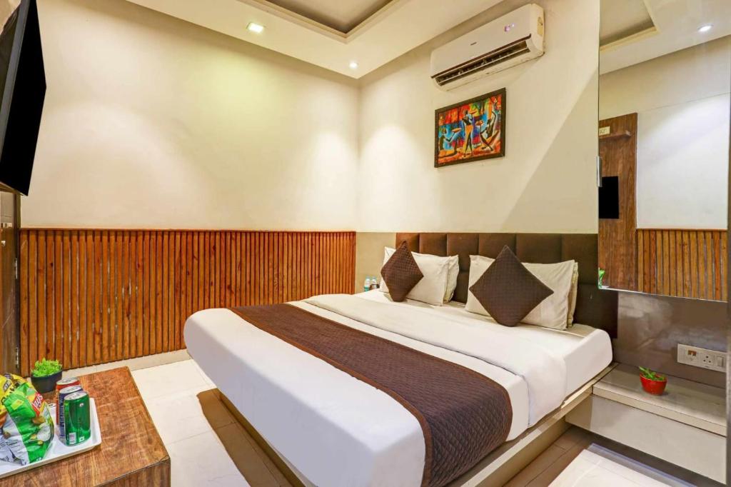 a bedroom with a large bed in a room at Hotel Sai Deluxe in New Delhi