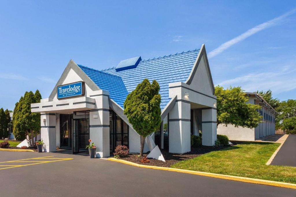 a building with a sign on the front of it at Travelodge by Wyndham Milwaukee in Milwaukee