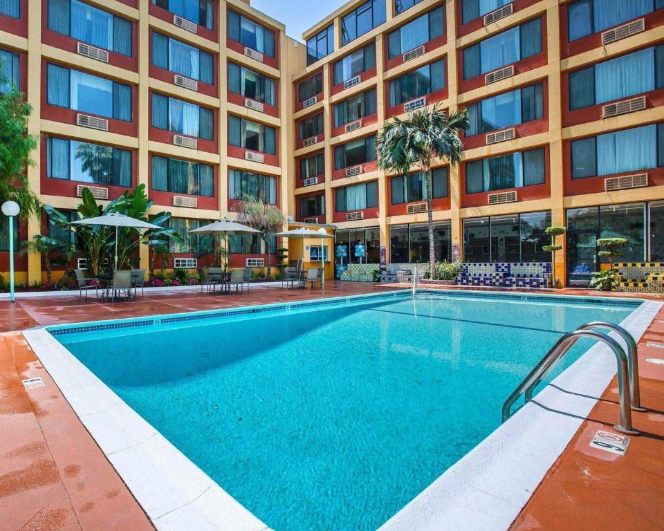 ein Schwimmbad vor einem Gebäude in der Unterkunft Quality Inn & Suites Montebello - Los Angeles in Montebello