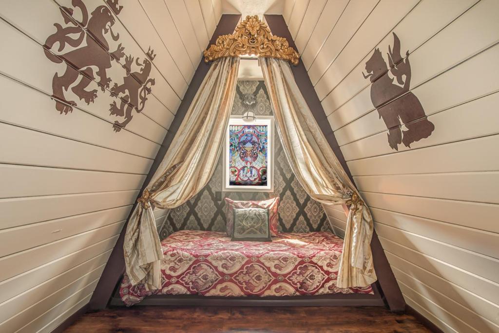 オーシャン・ショアーズにあるShorebirds Villasの天蓋付きのベッドが備わる客室です。