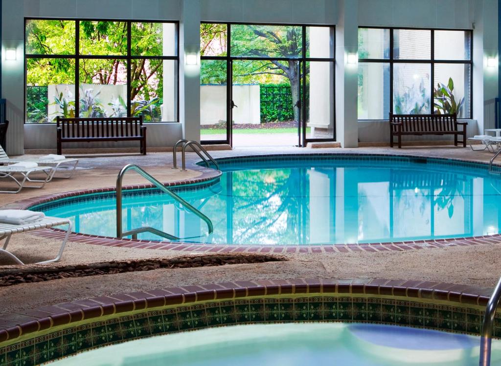 Bazén v ubytování Radisson Hotel Hauppauge-Long Island nebo v jeho okolí