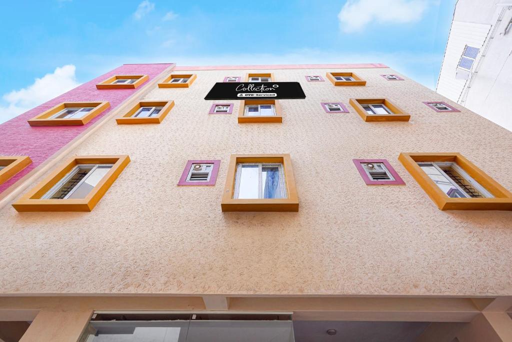 a tall building with windows on the side of it at Super Collection O Yeshvantpur Railway Junction Formerly Sasthi Inn in Bangalore