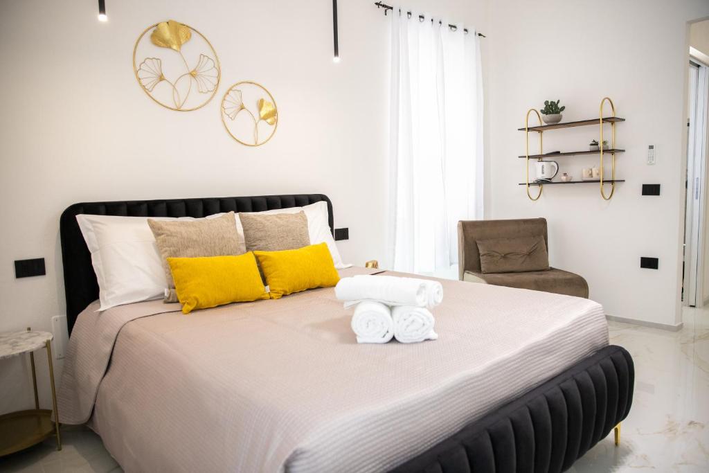 a bedroom with a large bed with towels on it at Bosa Centro Rooms in Bosa