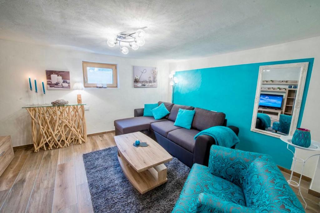 ein Wohnzimmer mit einem Sofa und einem Tisch in der Unterkunft Ferienwohnung Wald in Wald im Pinzgau