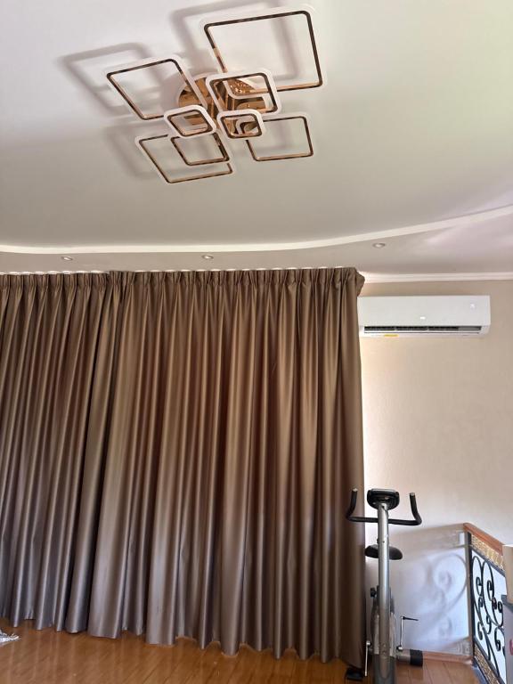 a room with a curtain and a ceiling at Приватні апартаменти in Odesa