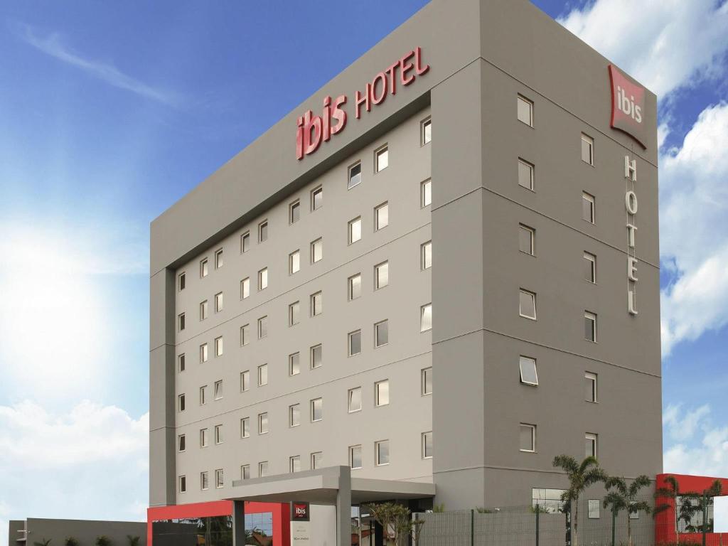 a hotel building with a sign on it at ibis Jatai Shopping in Jataí