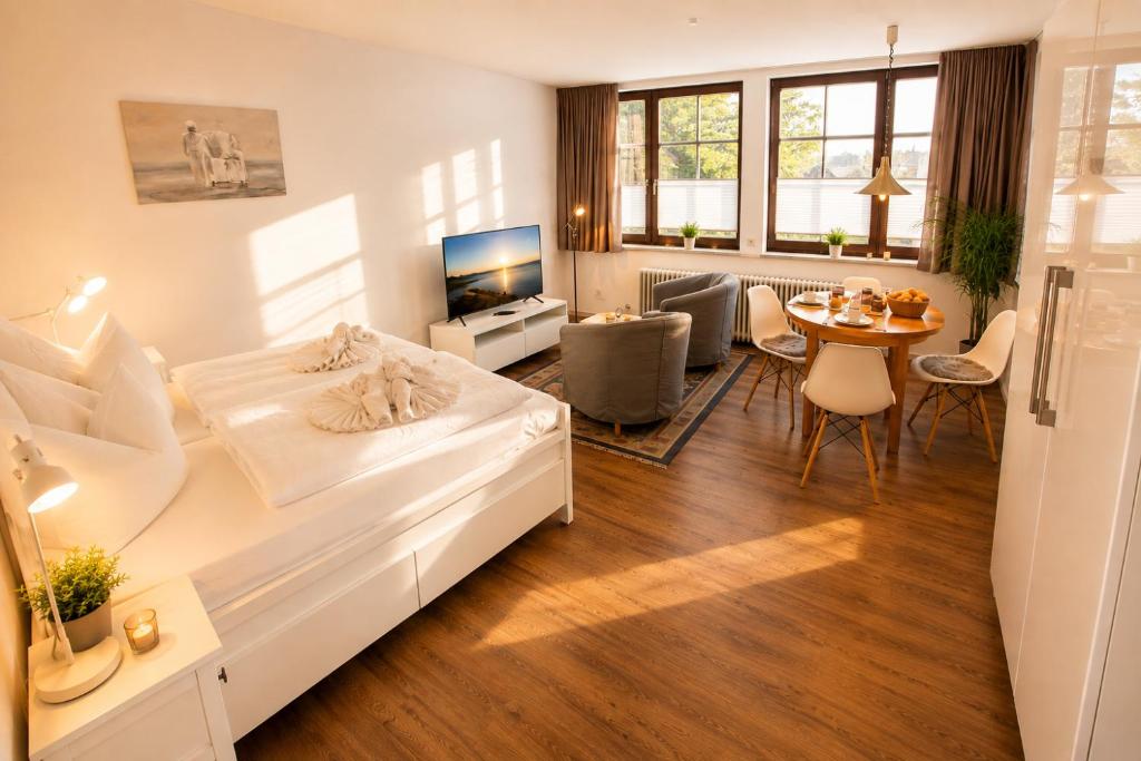 a living room with a bed and a dining room at FeWo Münch Braunlage I Verwaltung und Betreuung durch FIRMA ZZ-Braunlage in Braunlage