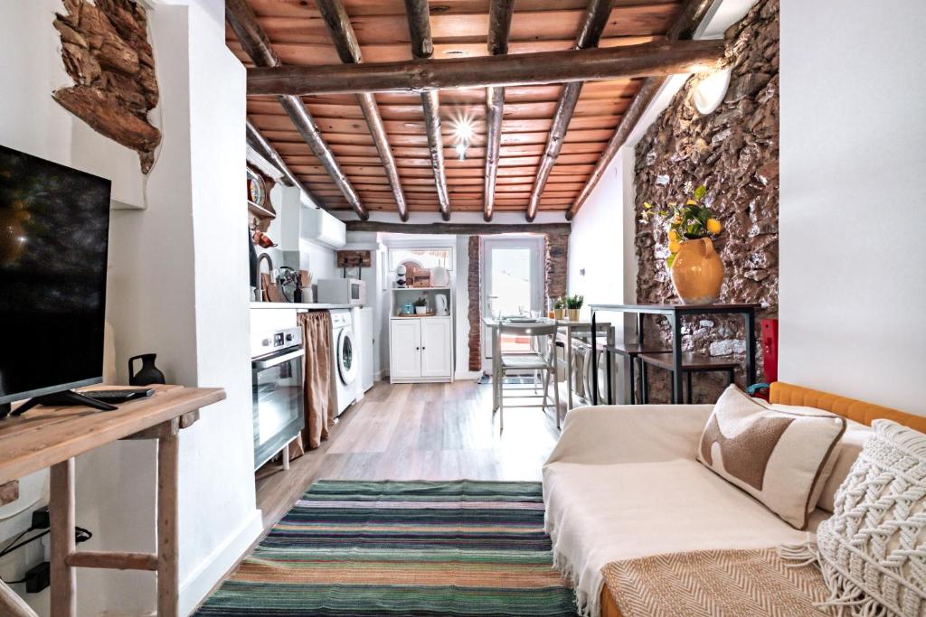 a living room with a couch and a table at Refúgio da Mel - Piscinas e Praia fluvial próximas in Alandroal