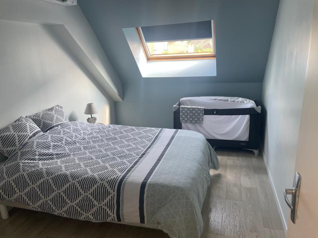 a bedroom with a bed and a skylight at Ideal famille Séjour le pal in Diou