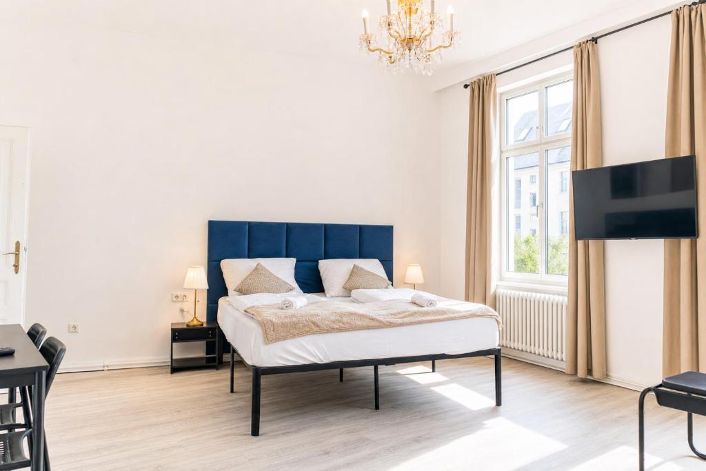 Stylish 2BR Apartment 11 Min to Meidling Station for long stay