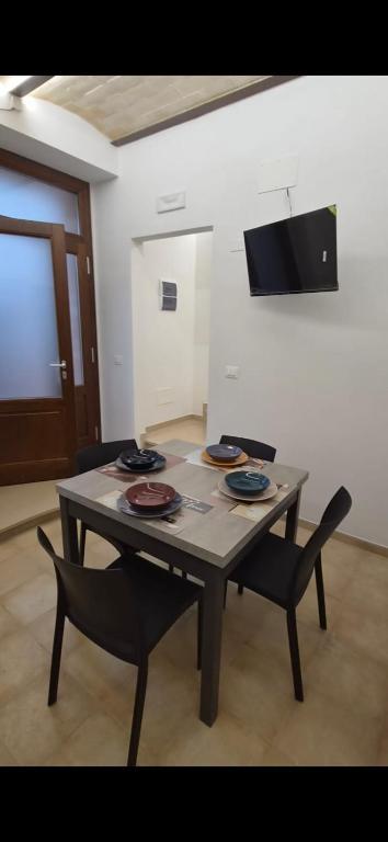 a table and chairs in a room with a television at Urban Nest in Vasto