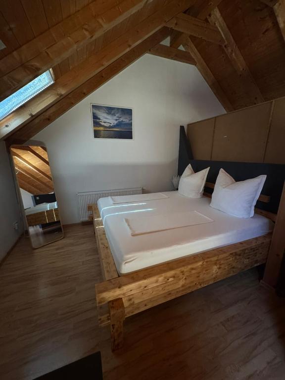 a bedroom with a large bed in a attic at Loft Fischbach bei Kallmünz 2 Schlafzimmer in Kallmünz