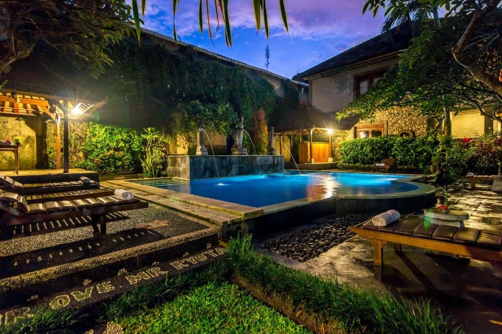 een zwembad in de achtertuin van een huis bij Sahadewa Resort & Spa in Ubud