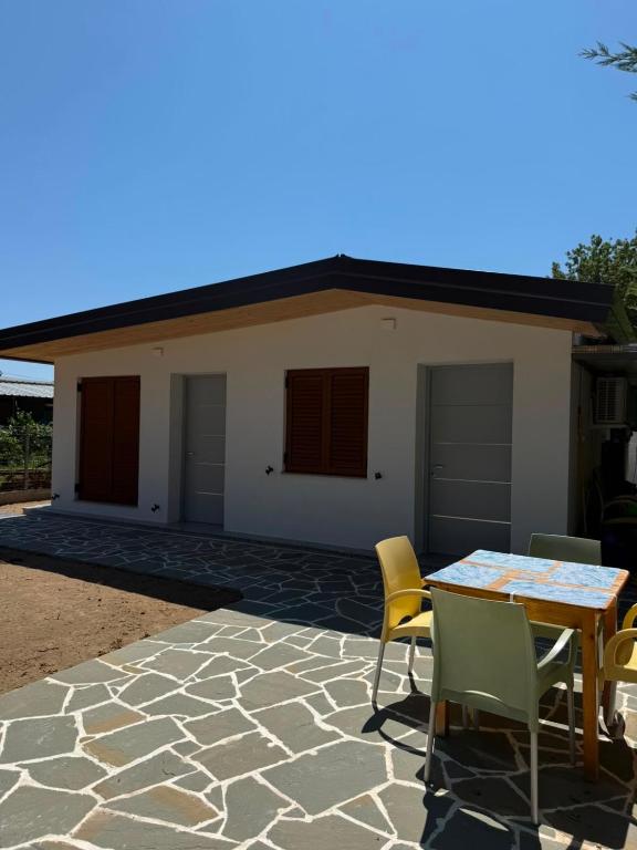 a table and chairs in front of a house at Velipoja Guest House 1 in Velipojë