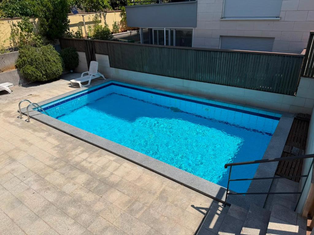 a swimming pool with blue water in a backyard at Apartman Luka in Pula