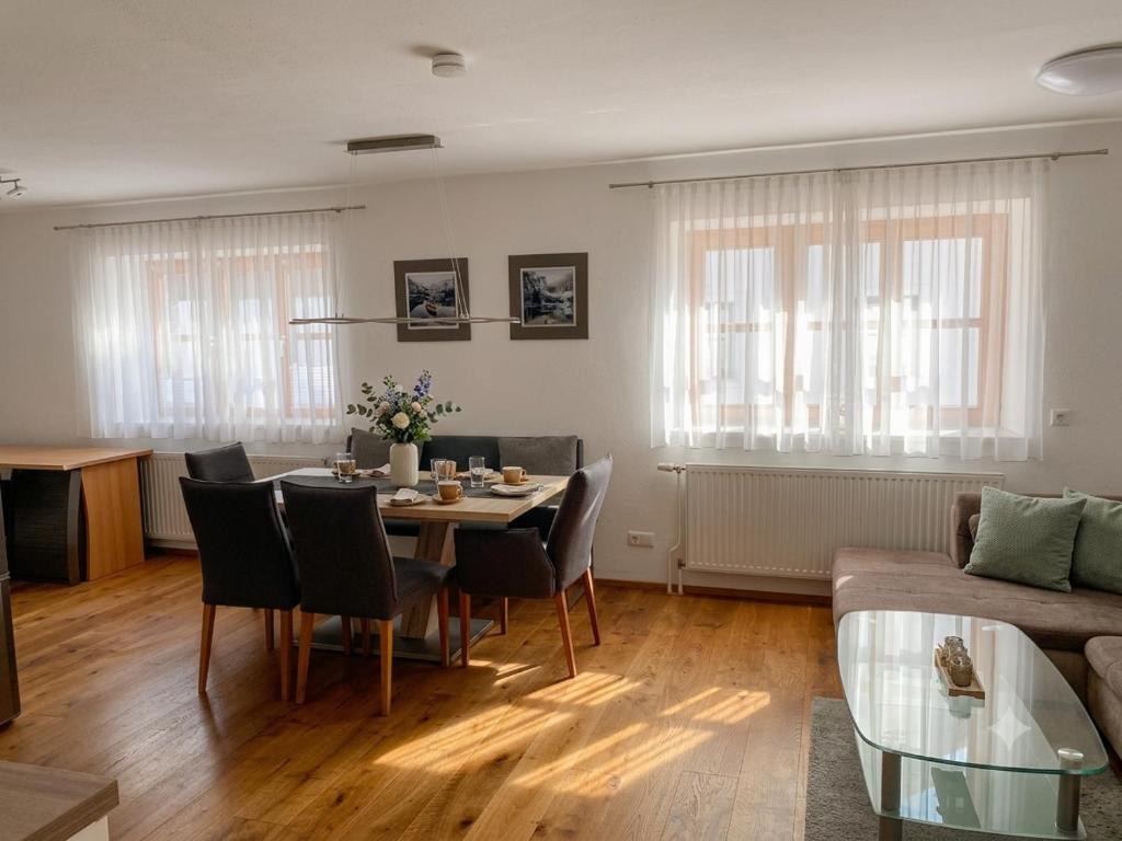 a living room with a table and a couch at Wohnen im Grünen - Landidylle mit Komfort Nähe Linz in Pregarten
