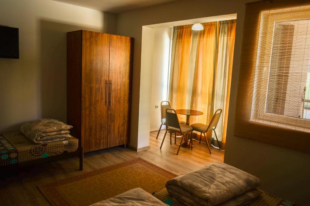 サンダンスキにあるMain Street Apartmentのテーブル付きの部屋、ベッドルーム付きの部屋