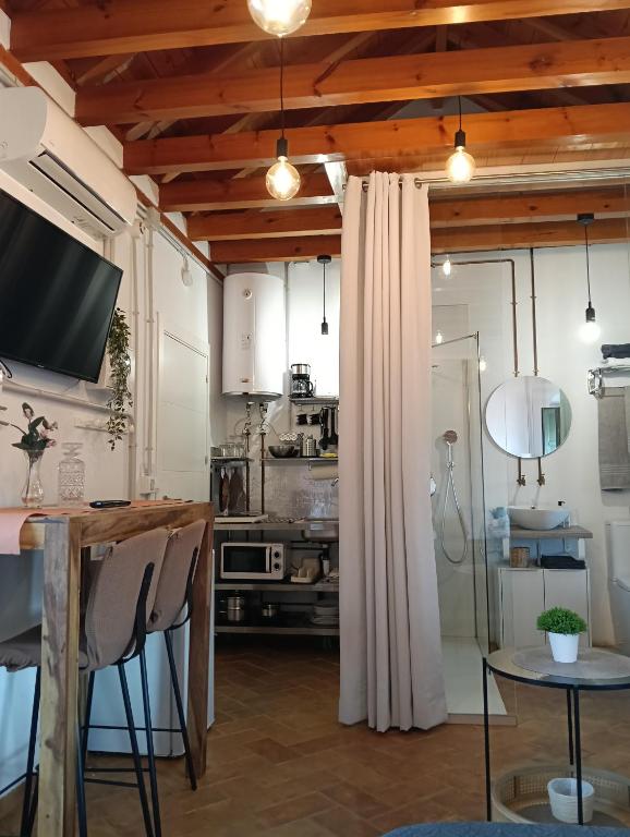 a kitchen with white cabinets and a table with chairs at Corredera Travel 5 in Córdoba