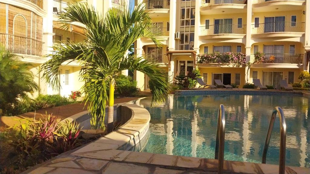 a swimming pool in front of a building at Residence Les Peupliers 05-06 in Flic-en-Flac